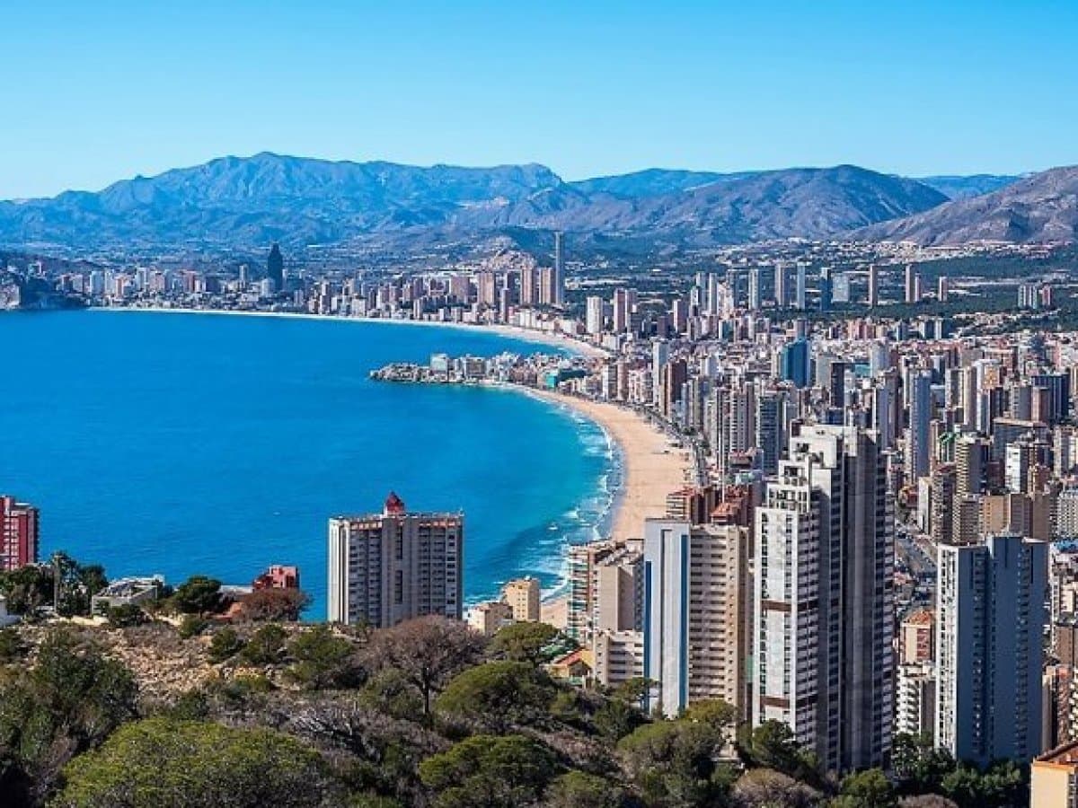 Luchtfoto van Benidorm met de baai, het Levante-strand en de skyline van hoogbouw