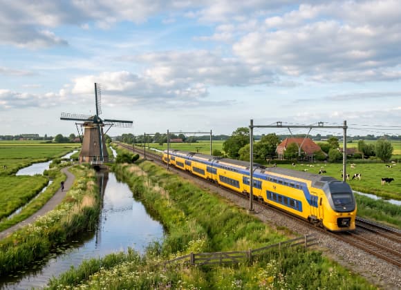 NS trein door de Nederlandse polder